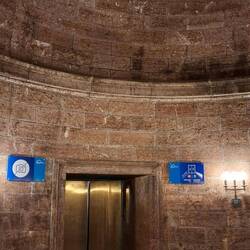 Der Fahrstuhl durch den Fels nach oben.