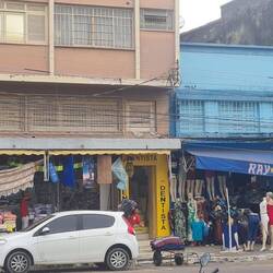 Ist der Zahnarzt gegenüber des Frisörs vertrauenswürdig?