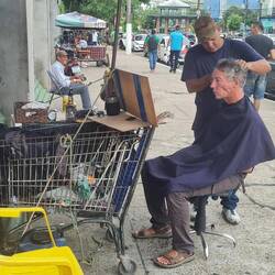 Haareschneiden am Straßenrand