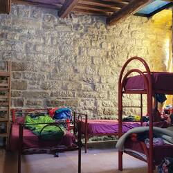 rechts, der blaue Seidenschlafsack ist meiner