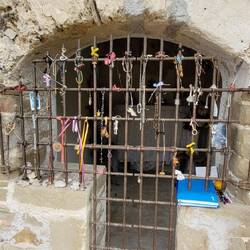 von Pilgern "geschmückt"