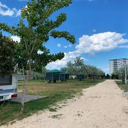 Unser Platz. Nicht sehr schön, aber direkt am Strand