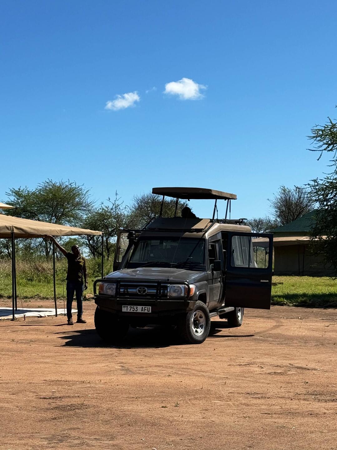 Unsere neue Heimat: Justin mit seinem Safarimobil!