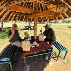 Menschliche "Lunch"Jäger mit Beute.