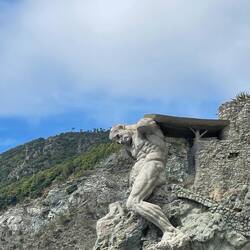 Der Hl. Franziskus trägt schwer