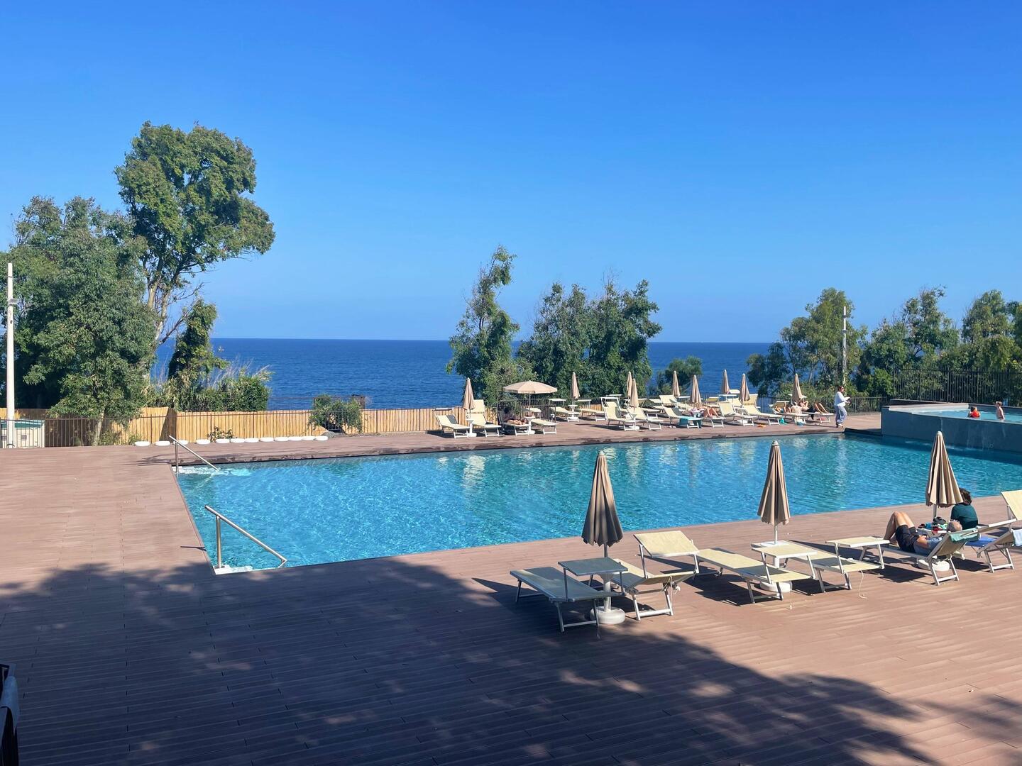 schöner großer Pool mit Blick aufs Meer