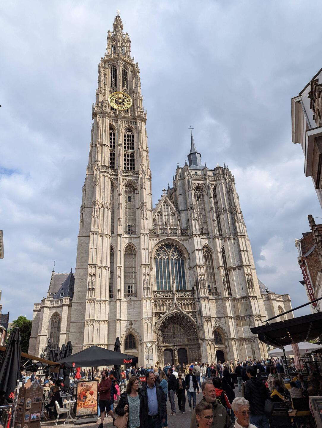 Die Onze-Lieve-Vrouwekathedrale ist mit einer Höhe von 123 m das höchste Kirchengebäude Belgiens.