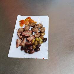 In Orangen und Kräutern eingelegtes und geräuchertes Fleisch und Wurst