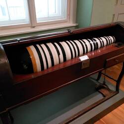 Die Glasharmonika wird mit den Fingern gespielt