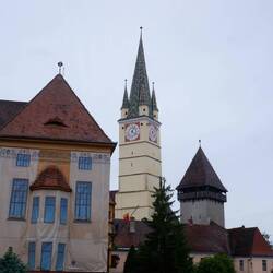 Unter Besuchern ist die Stadt bekannt fürihren zweiMeter überhängendennschiefen Kirchturm.