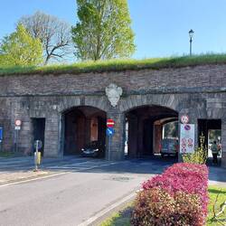 Eines der Stadttore von Lucca