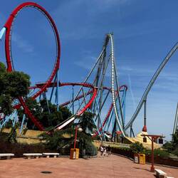 Hier zu sehen die Shambhala (76m Höhe) und die Dragon Khan in Rot