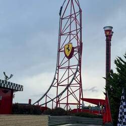 Die Bahn schaut zwar Brutal aus, jedoch wird man so schnell auf 180 kmh katapultiert, dass die Fahrt