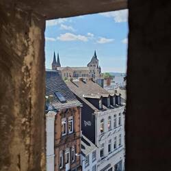 Im Hintergrund der Dom und die Liebfrauenkirche