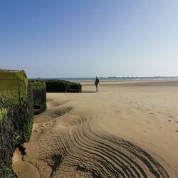 Strand von Arromanches mit Überresten des Hafens