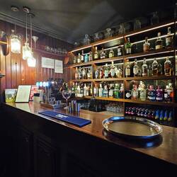 Binnen in de bar.