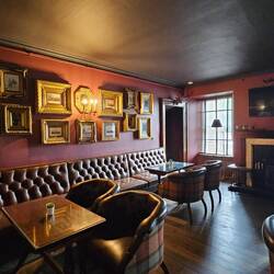 De drawing room bij de bar.