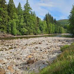 Bij rivier de Dee.