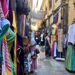 Alter orientalischer Markt in der Nähe der Kathedrale