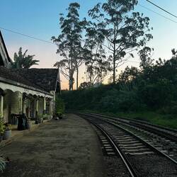 Sonnenaufgang am Bahnhof