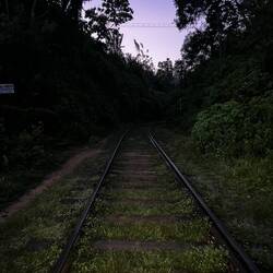 In der Morgendämmerung auf den Gleisen lang