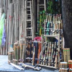 Objets en bambou notamment des pipes à eau