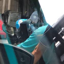 Le téléphone porte aussi un casque.