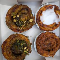 Cinnamon Rolls (with pistaccio, original and dream cream)