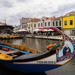 Aveiro, Canal dos Botirões, mit farbenfrohen Booten (Barcos Moliceiros)