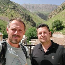 Der gute Mann hat eine Terrasse mit bestem Ausblick