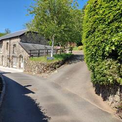 Rechts hoch geht es zu unserem Cottage