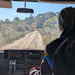 Es folgt eine langweilige Inselrundfahrt über den Schotter.