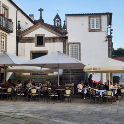 Little eating nooks everywhere.