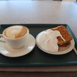 ...ich bekomme ein Stück Kuchen zur Sahne