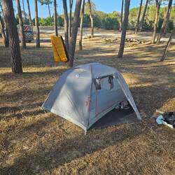 Zelt steht mal wieder... leider keine graden Flächen hier, aber mag den Kopf eh gerne höher...