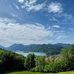 ...und bietet schöne Blicke auf den See.