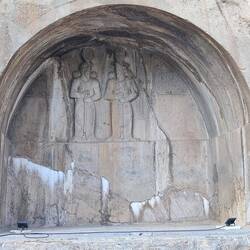 Tāq-e Bostān: Krönungszeremonie Schapurs III.