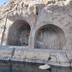 Tāq-e Bostān: die zwei grösseren Reliefs