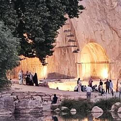 Tāq-e Bostān am Abend