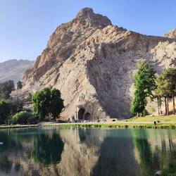 Tāq-e Bostān-Hügel aus Distanz