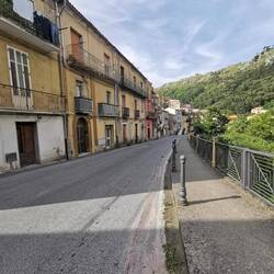 Hiše že gloda zob časa.