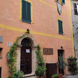 dss Ospedale - das offene Fenster mit der Fahne dran, ist meins