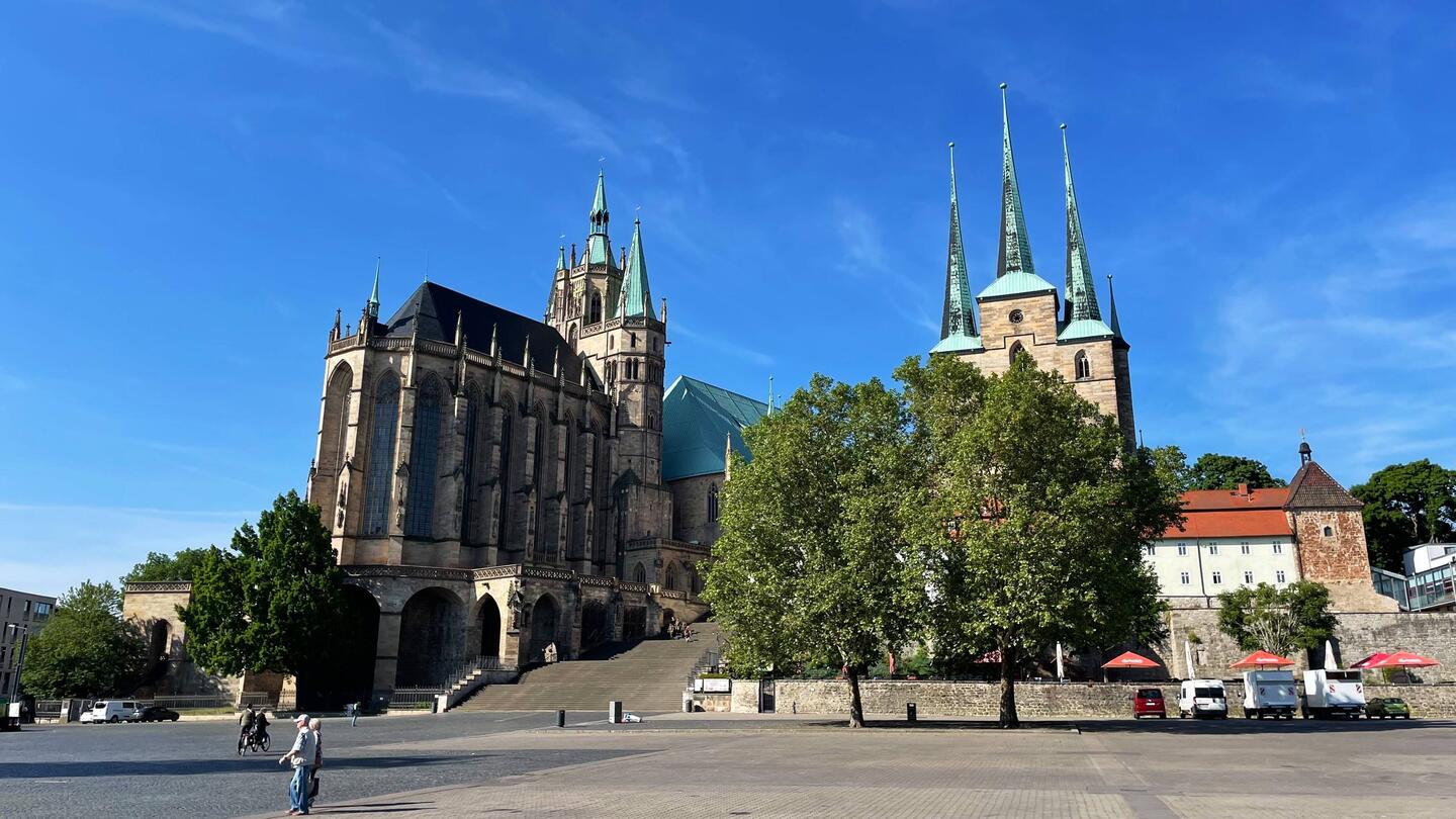 Der imposante Erfurter Dom mit dem ausladenden Domplatz...