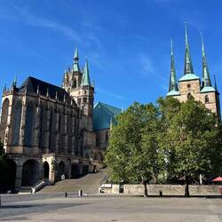 Der imposante Erfurter Dom mit dem ausladenden Domplatz...