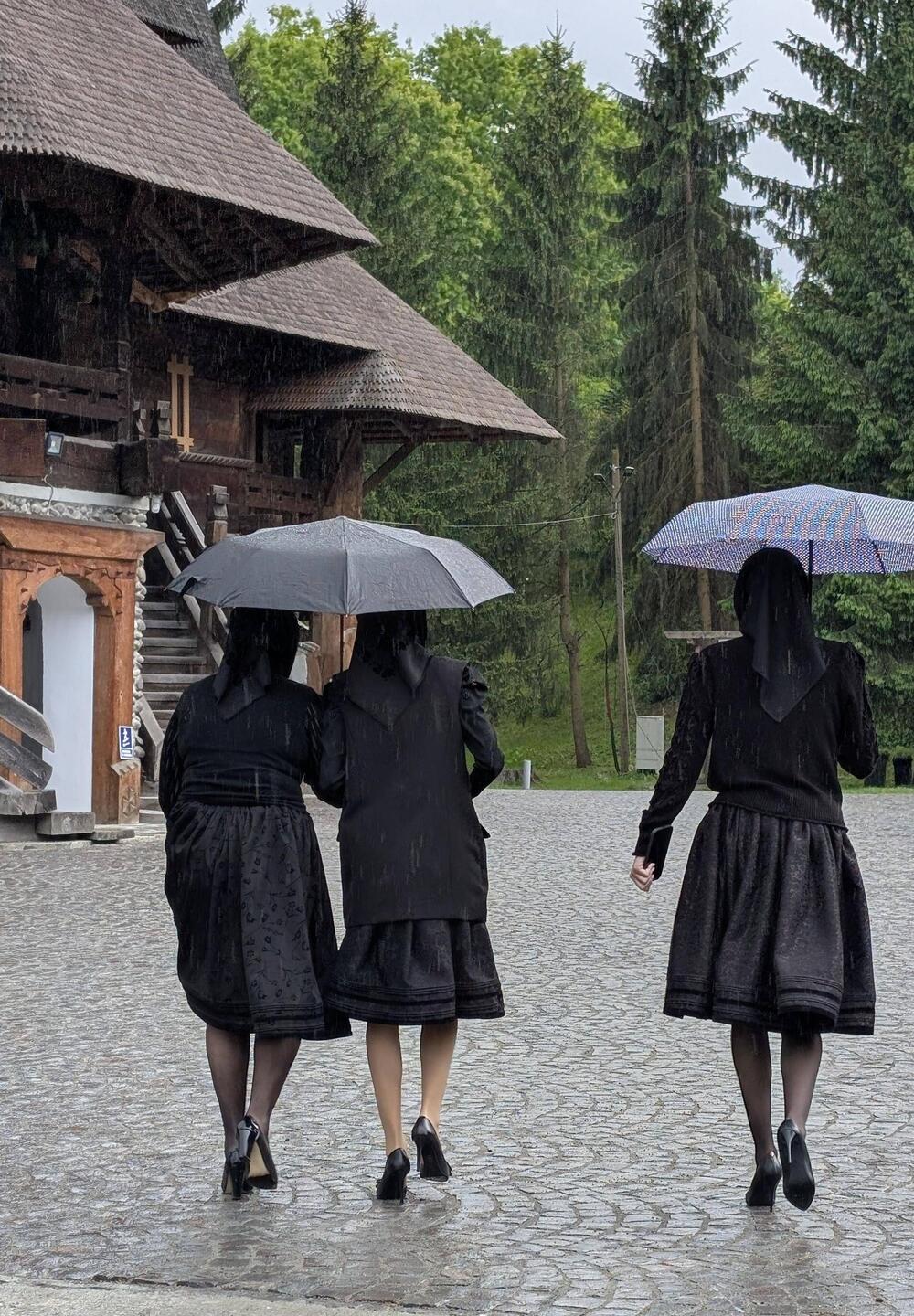 Frauen auf dem Weg zur Kirche