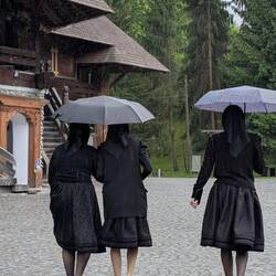 Frauen auf dem Weg zur Kirche