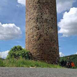 Was für ein Turm und der mitten in der Landschaft im Nirgendwo..