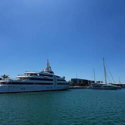 Links die Yacht vom Schraubenkönig Reinhold Würth.