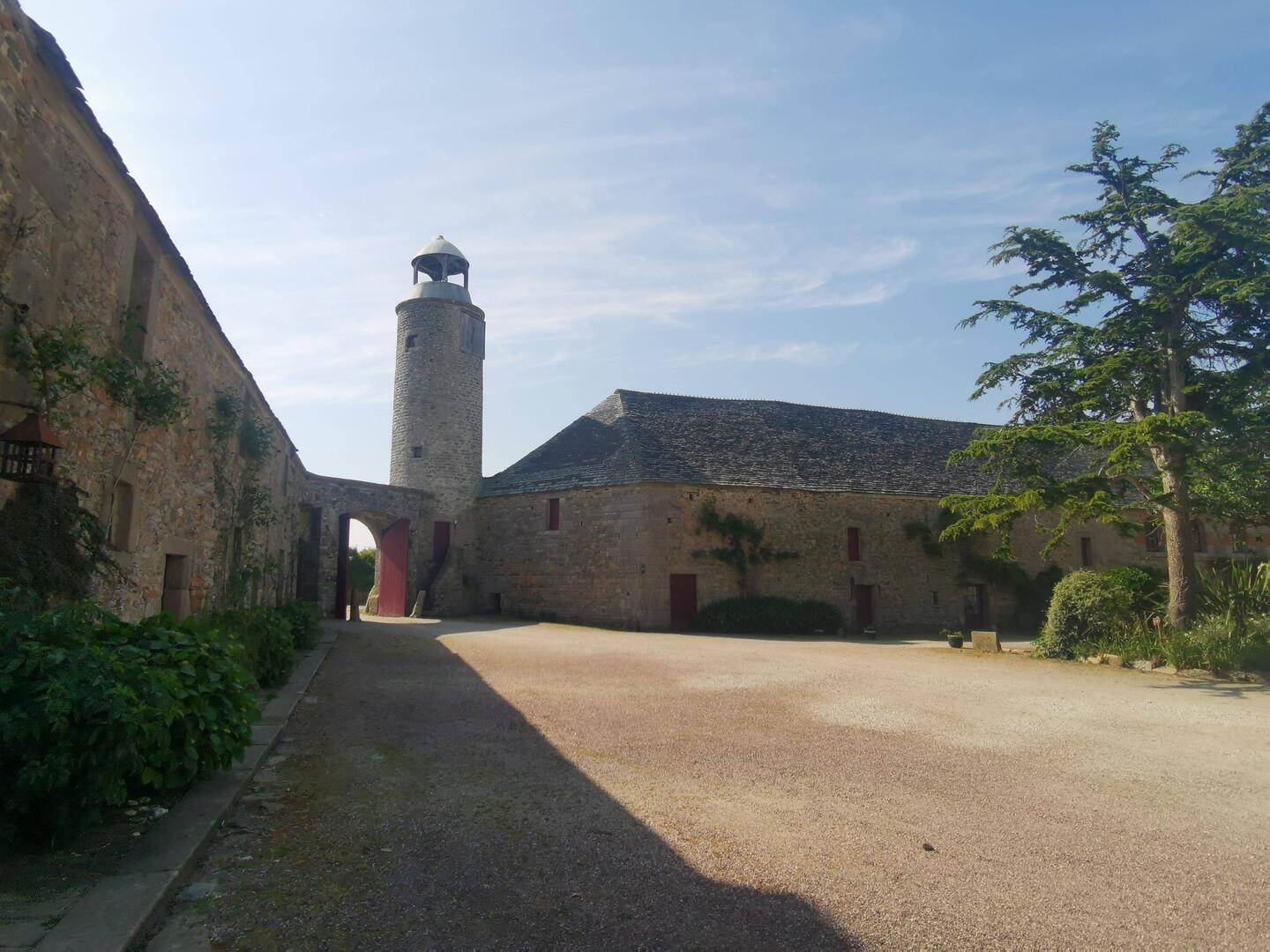Einfahrt zum Chateau