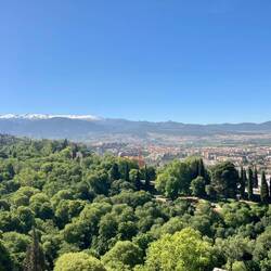 Granada, im Hintergrund die Sierra Nevada, dort fanden mal Ski-Weltmeisterschaften statt
